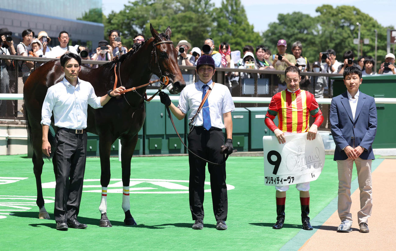 プリティディーヴァの口取りをするルメール騎手と田中博師（撮影・丹羽敏通）