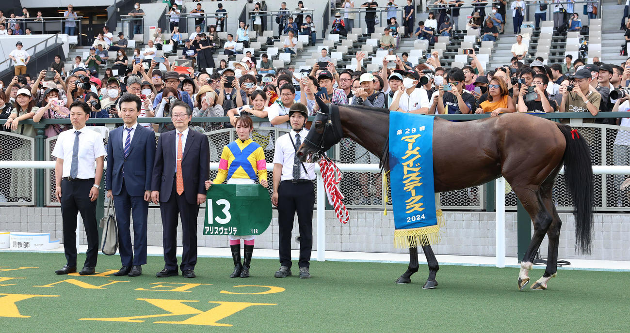 アリスヴェリテでマーメイドSを制して口取りに並ぶ永島騎手（右から2人目）