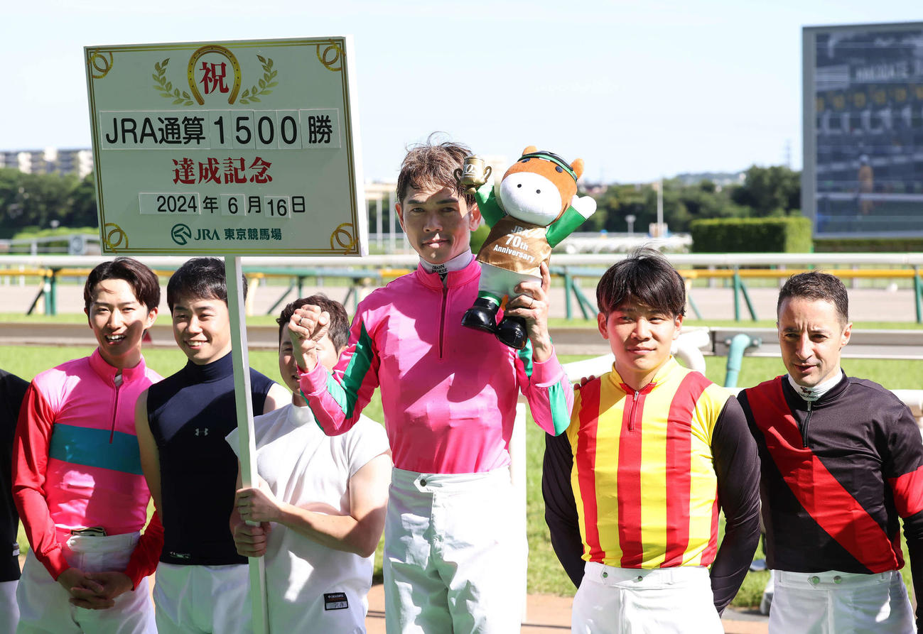 オメガウインクで相模湖特別を制してJRA通算1500勝を達成した戸崎騎手（撮影・丹羽敏通）