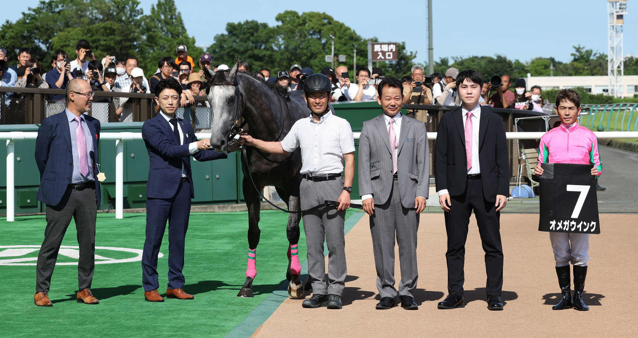 東京10R、相模湖特別を制したオメガウインクの口取りをする大和田師と戸崎騎手（撮影・丹羽敏通）