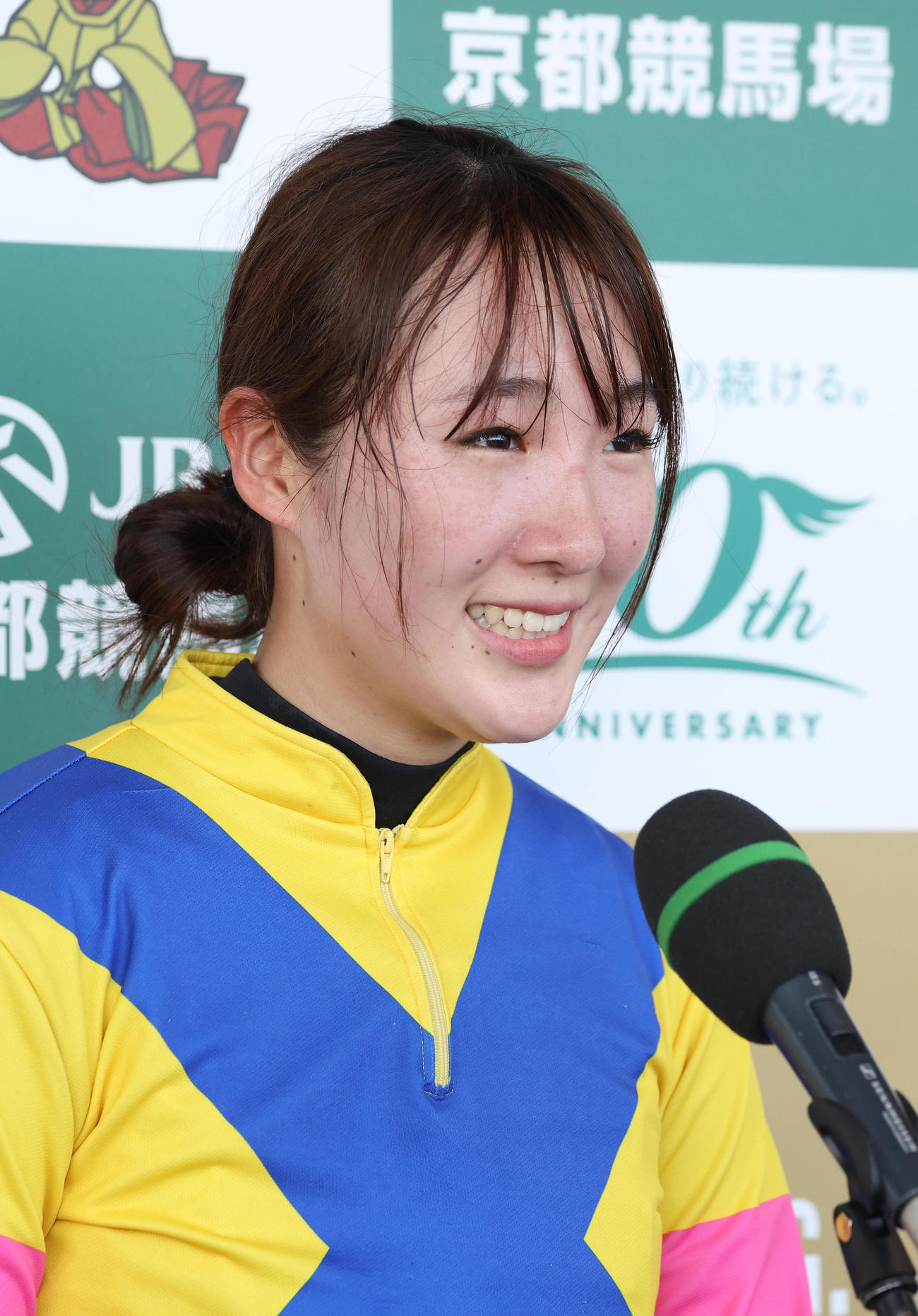 マーメイドSを制しインタビューに笑顔で答える永島騎手（撮影・白石智彦）