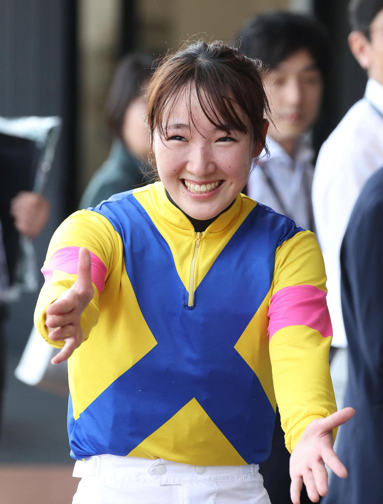 マーメイドSをアリスヴェリテで制し、関係者に握手を求められる永島騎手（撮影・白石智彦）