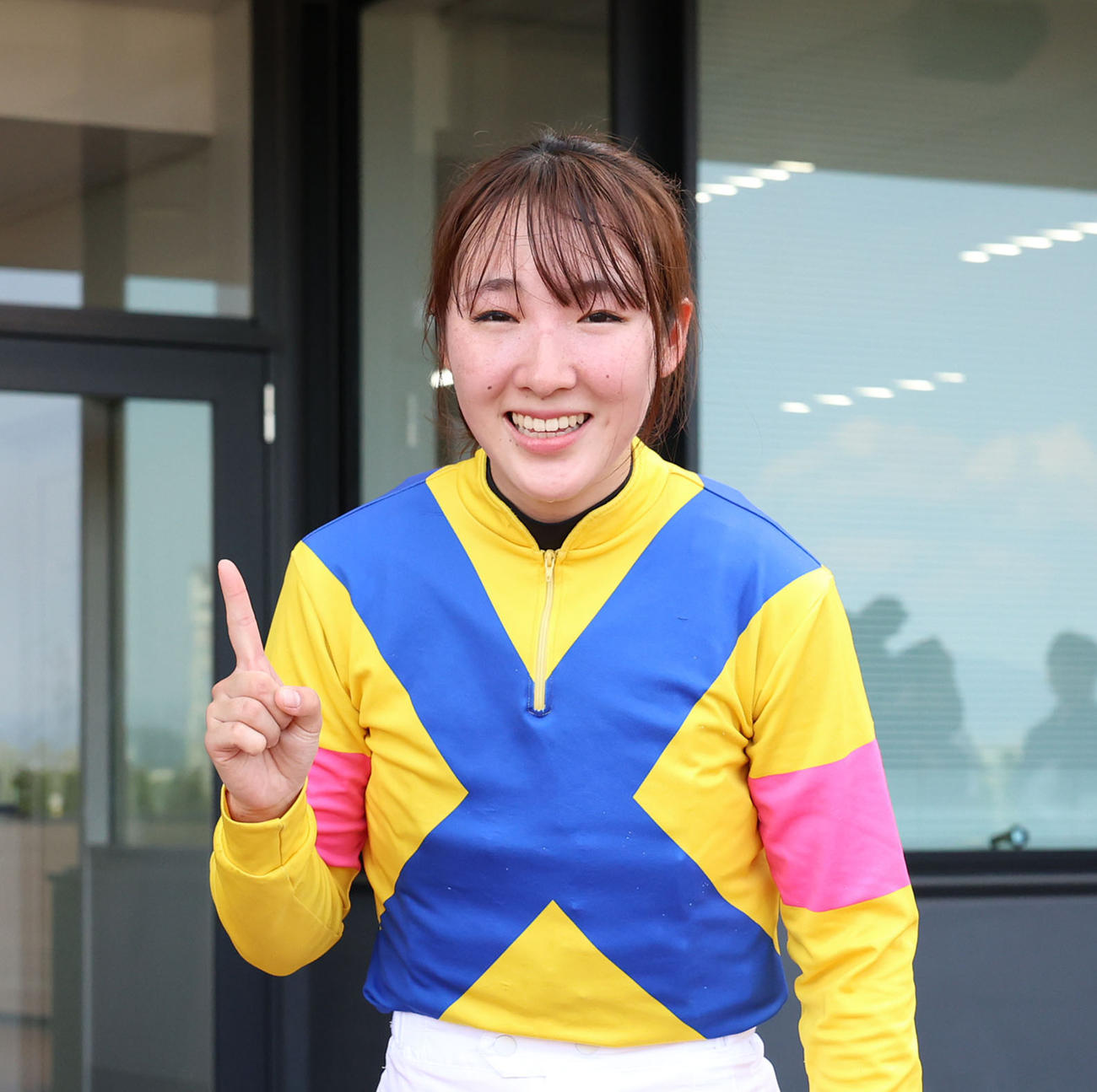 マーメイドSで重賞初制覇を決めた永島騎手は笑顔でVサイン（撮影・白石智彦）