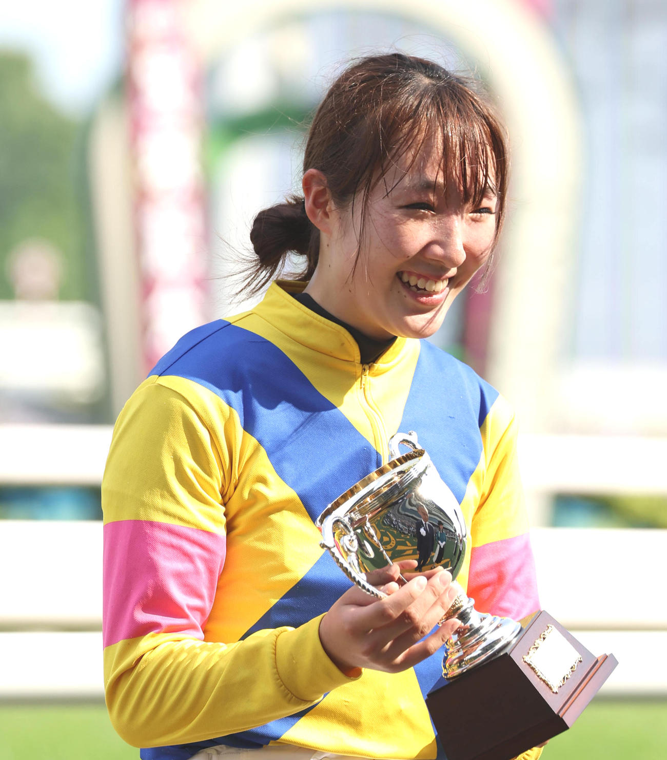 アリスヴェリテでマーメイドSを制した永島騎手はトロフィーを授与され笑顔（撮影・白石智彦）