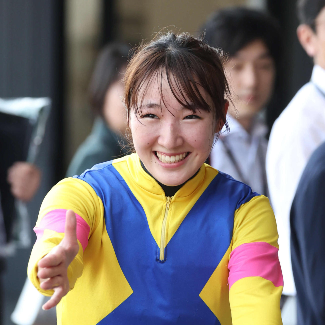 マーメイドSをアリスヴェリテで制し、関係者に握手を求められる永島騎手（撮影・白石智彦）