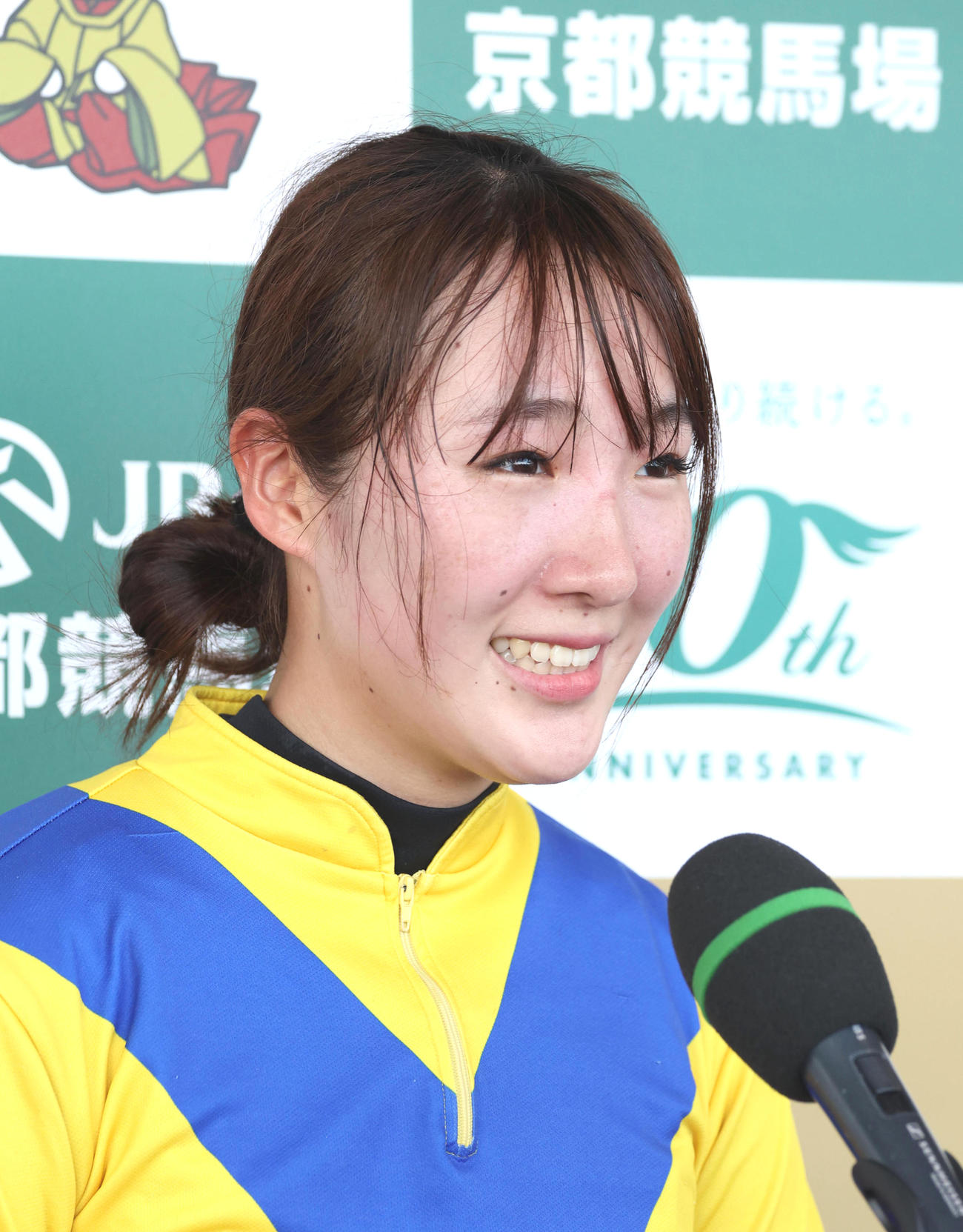マーメイドSを制しインタビューに笑顔で答える永島騎手（撮影・白石智彦）