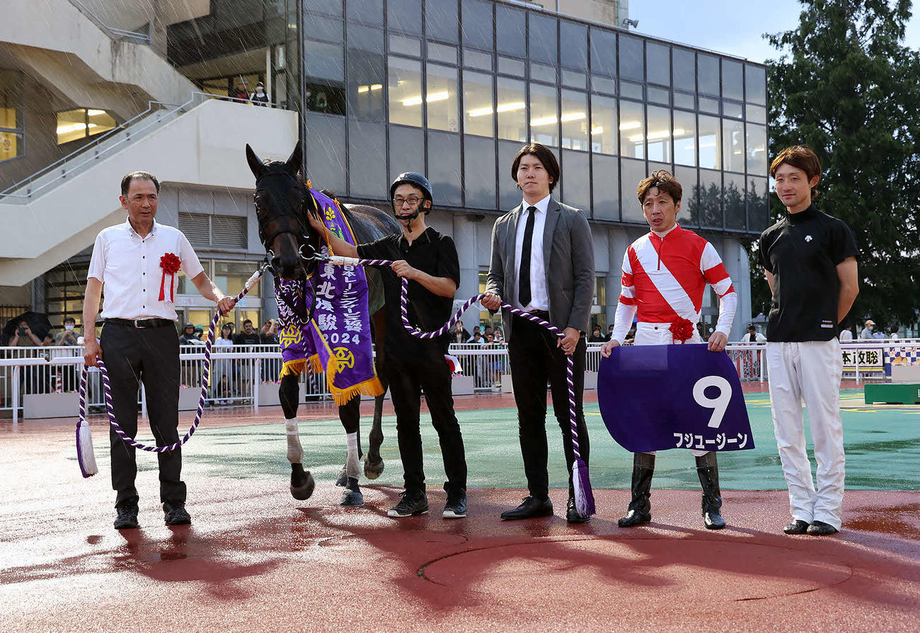 東北優駿をフジユージーンで制し口取りに臨む村上忍騎手ら（C）岩手県競馬組合