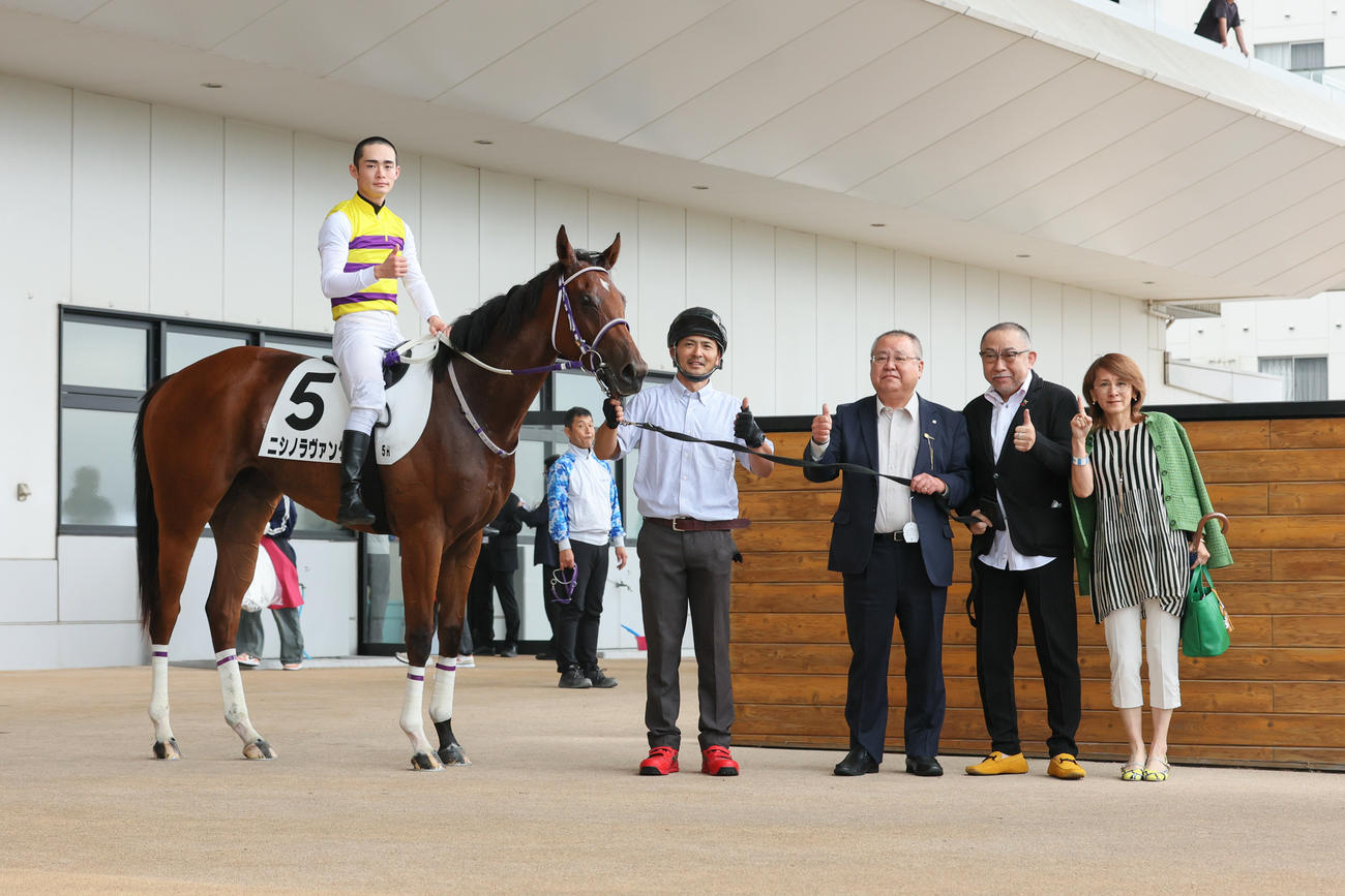 デビュー戦を制したニシノラヴァンダと永野騎手（撮影・村野早祐）