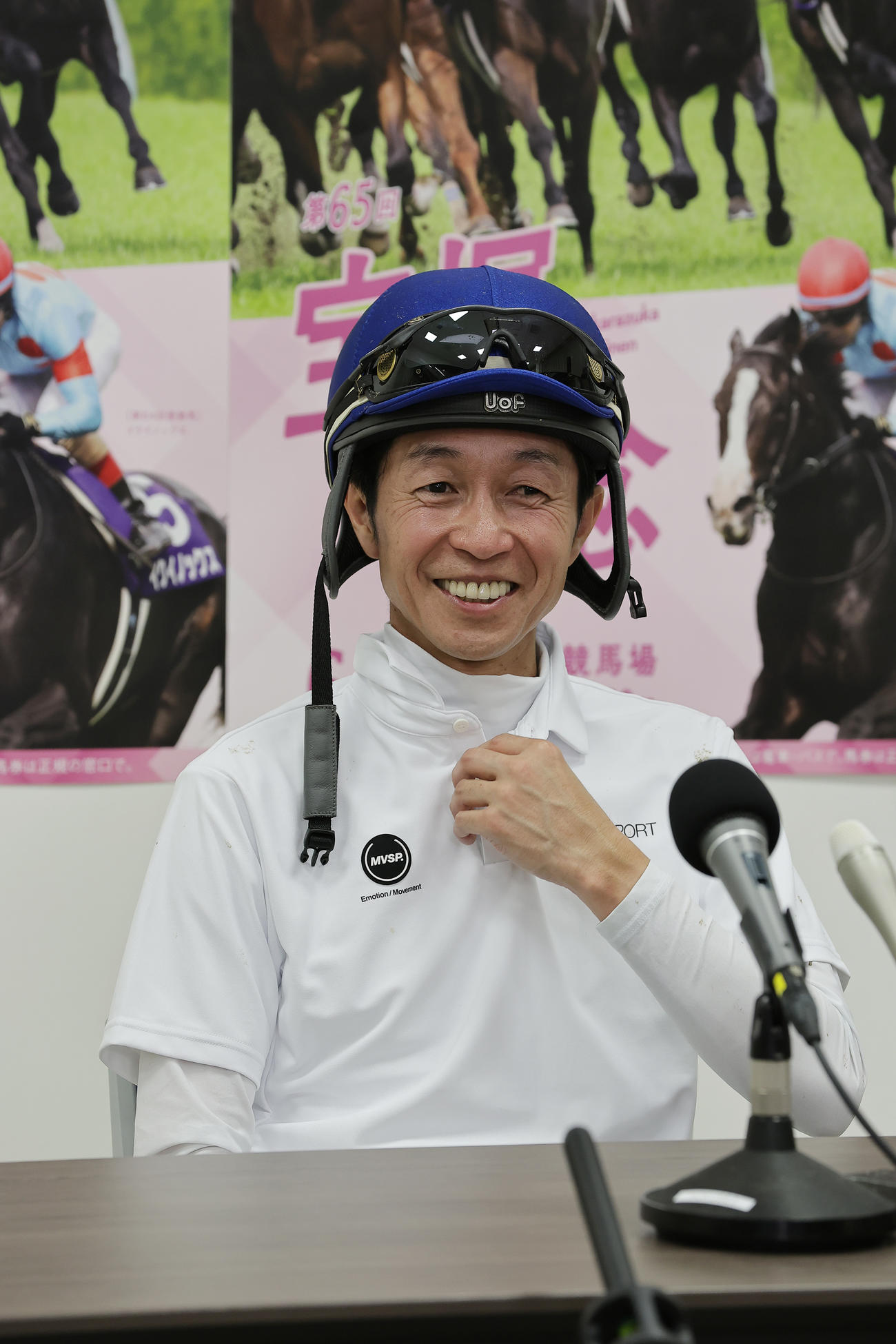函館競馬場で記者会見に応じる武豊