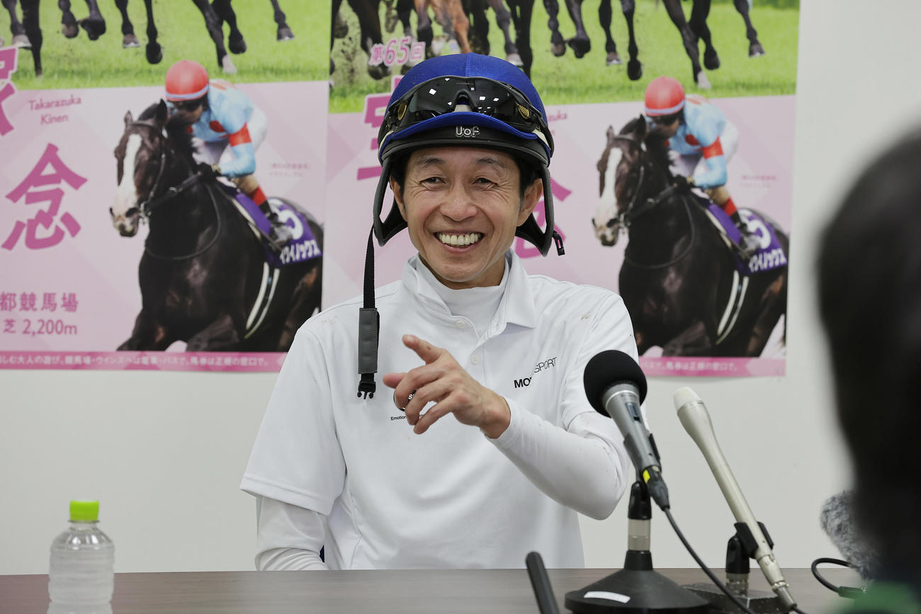 函館競馬場で記者会見に応じる武豊