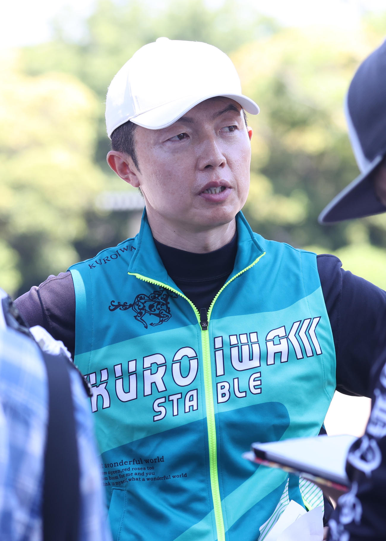 記者の質問に答えるルージュエヴァイユの黒岩調教師（撮影・柴田隆二）
