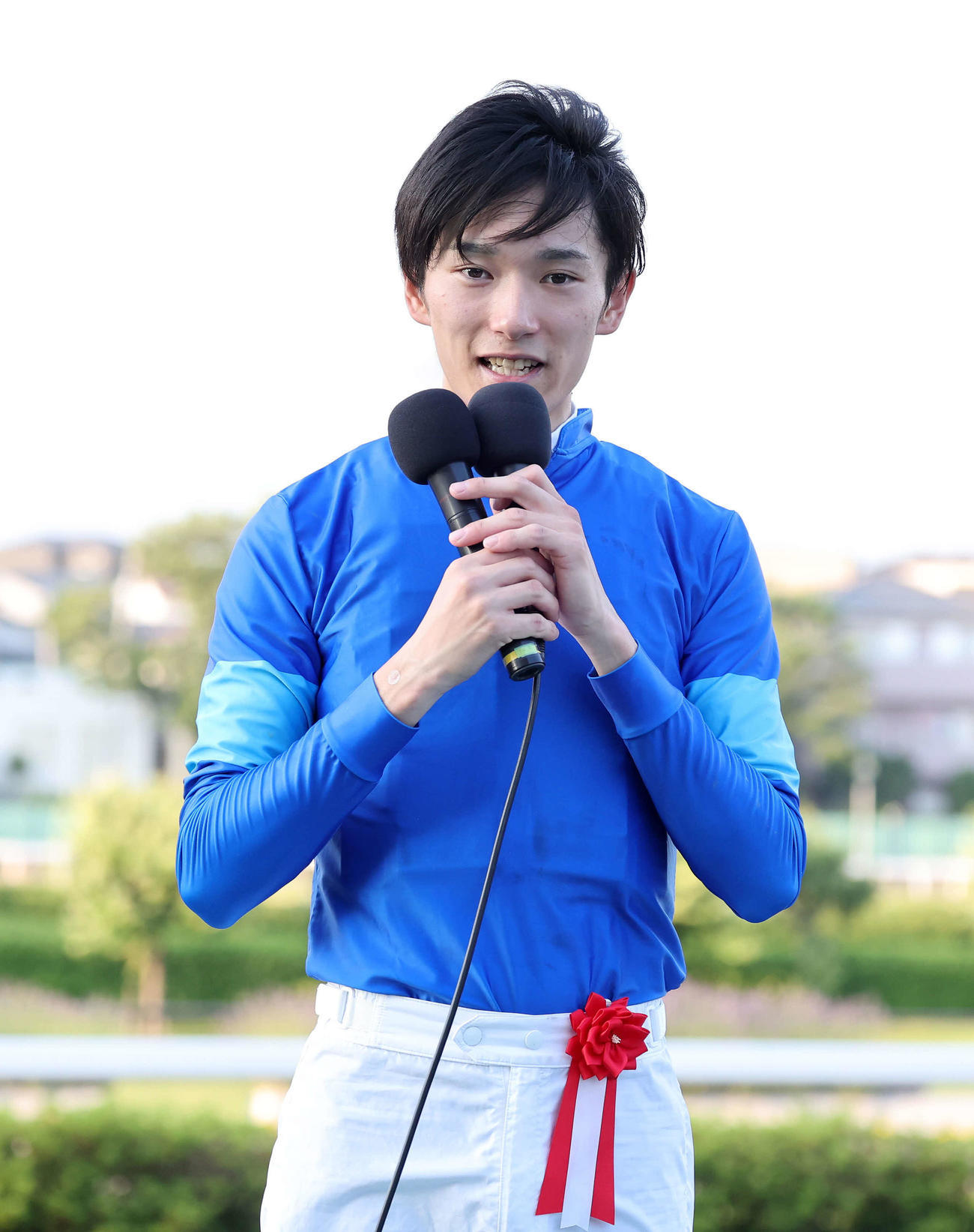 さきたま杯を制しインタビューを受ける坂井瑠星騎手（撮影・鈴木正人）