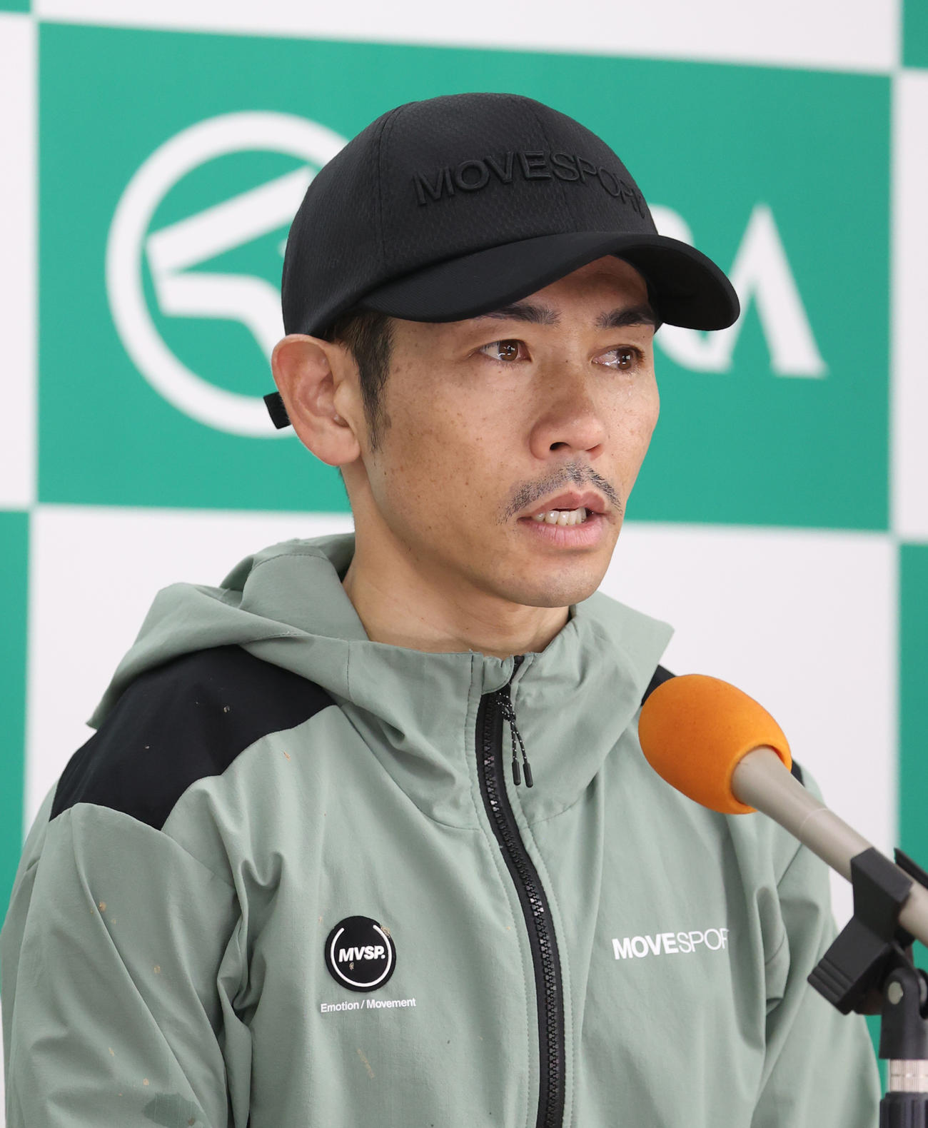 会見するローシャムパークの戸崎騎手（撮影・柴田隆二）