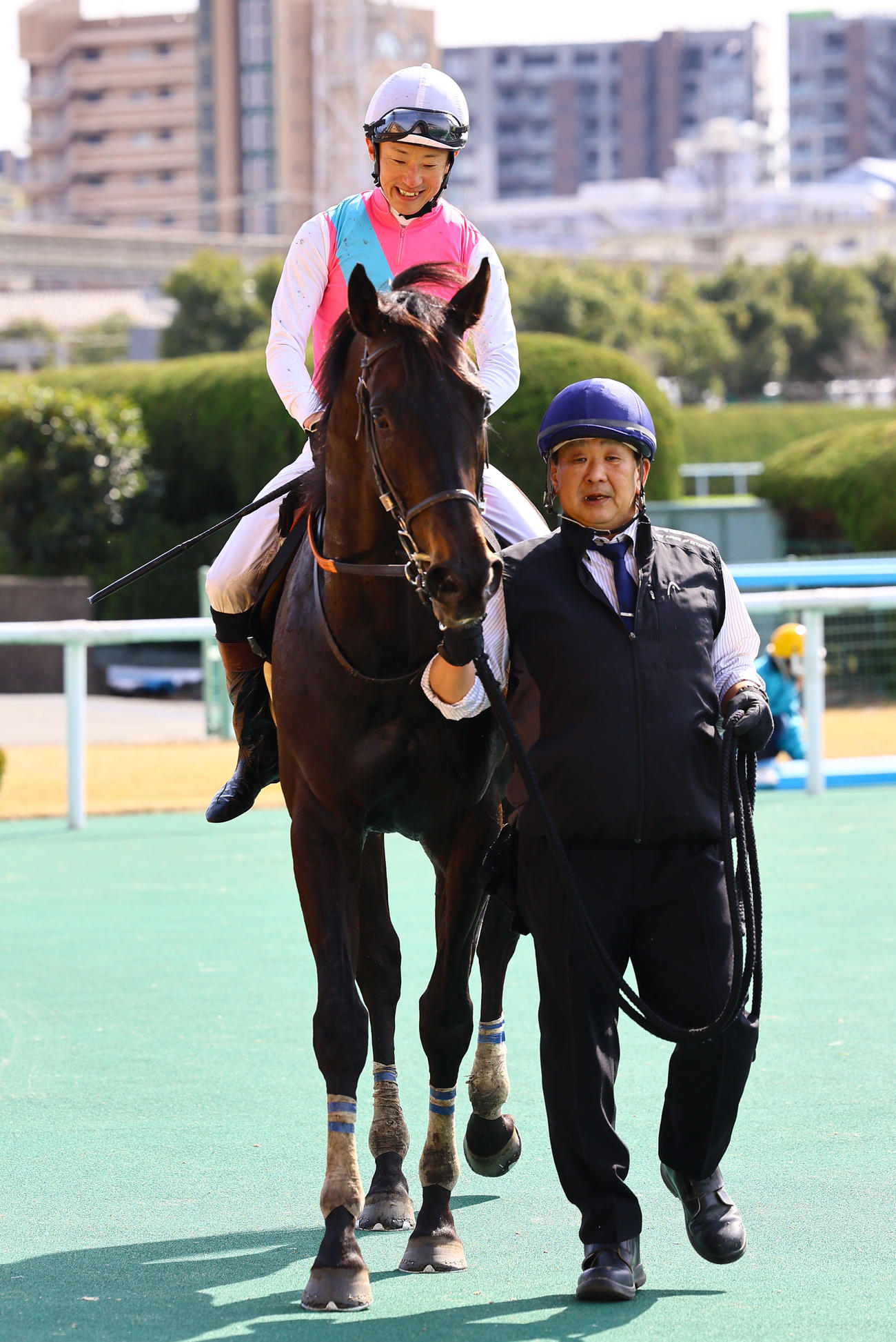 春麗ジャンプステークスを制したブラックボイスと石神深一旗手（2024年2月24日撮影）