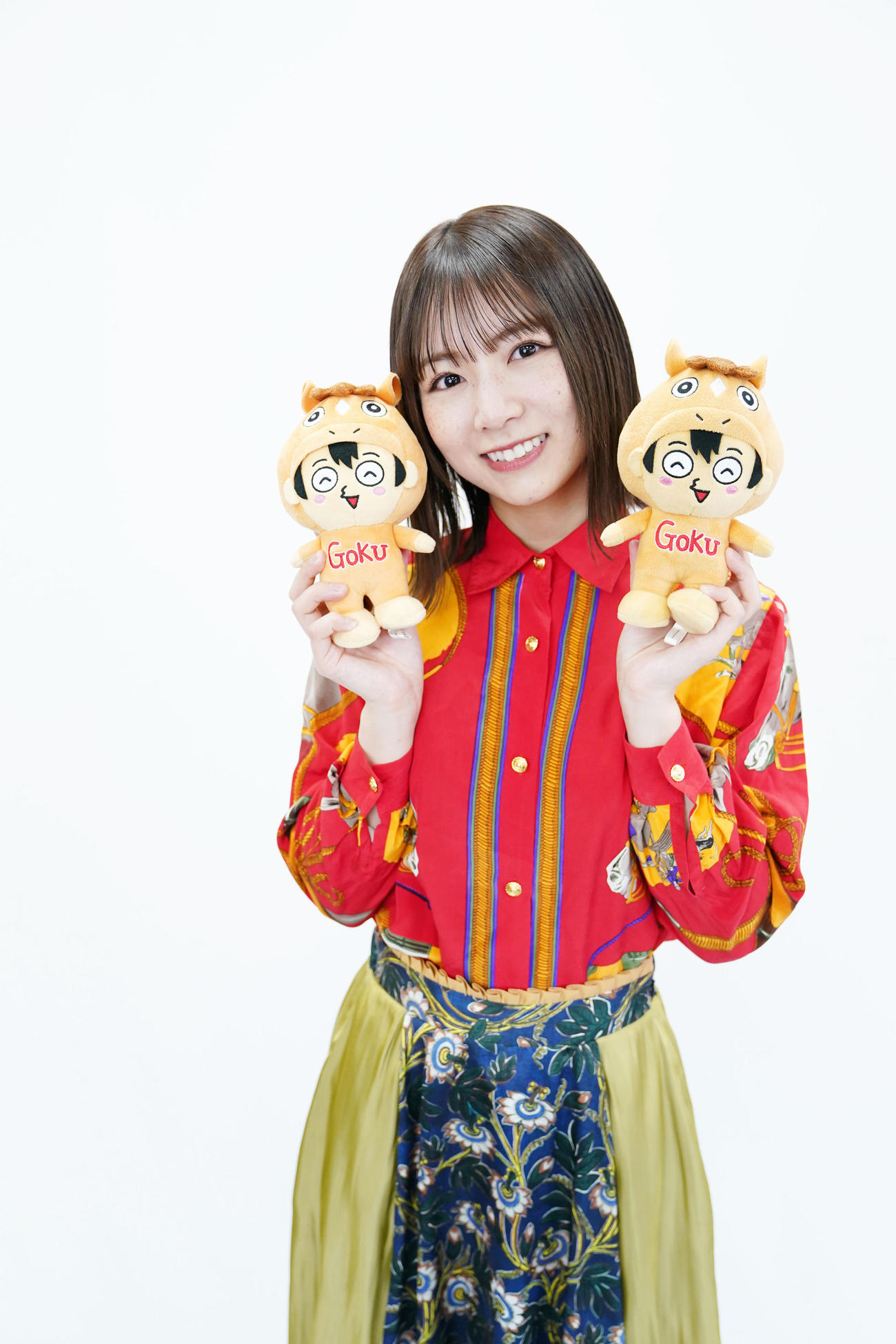 極ウマくんのぬいぐるみを手に笑顔の北野日奈子