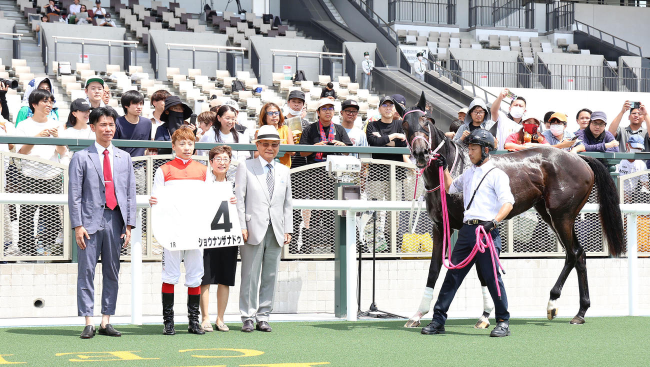 京都1R・2歳未勝利を快勝したショウナンザナドゥと口取りに並ぶ池添騎手（左から2人目）