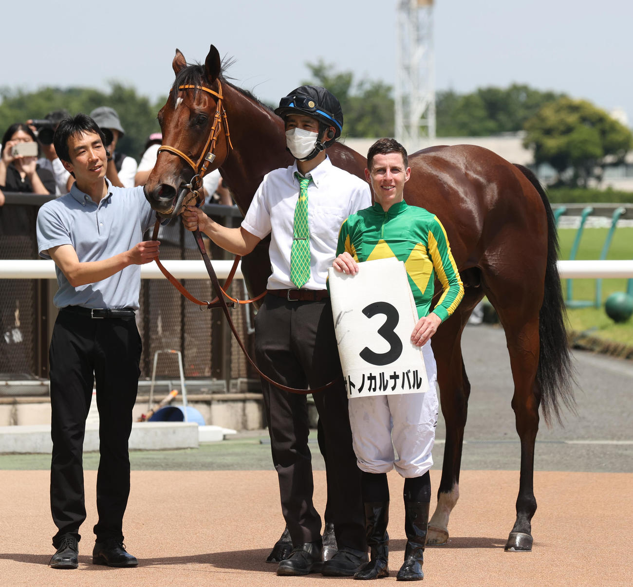 東京6R新馬戦を制したサトノカルナバルとレーン騎手（撮影・柴田隆二）