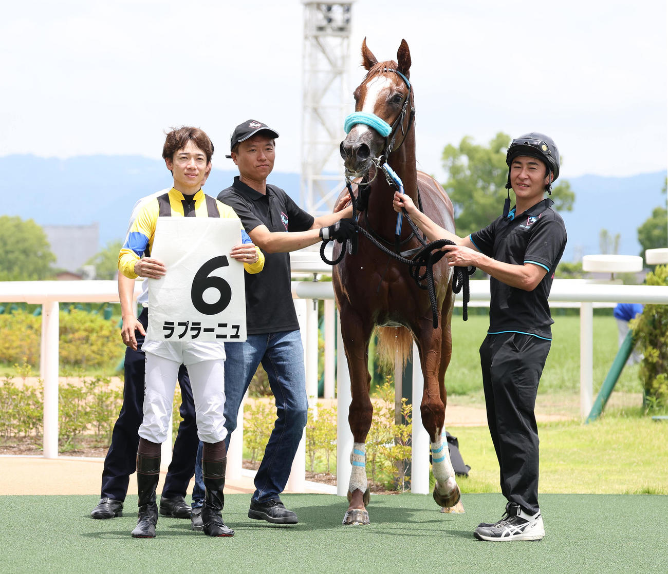 京都5R、新馬戦を制したラプラーニュと口取りに並ぶ松山騎手（左）（撮影・白石智彦）