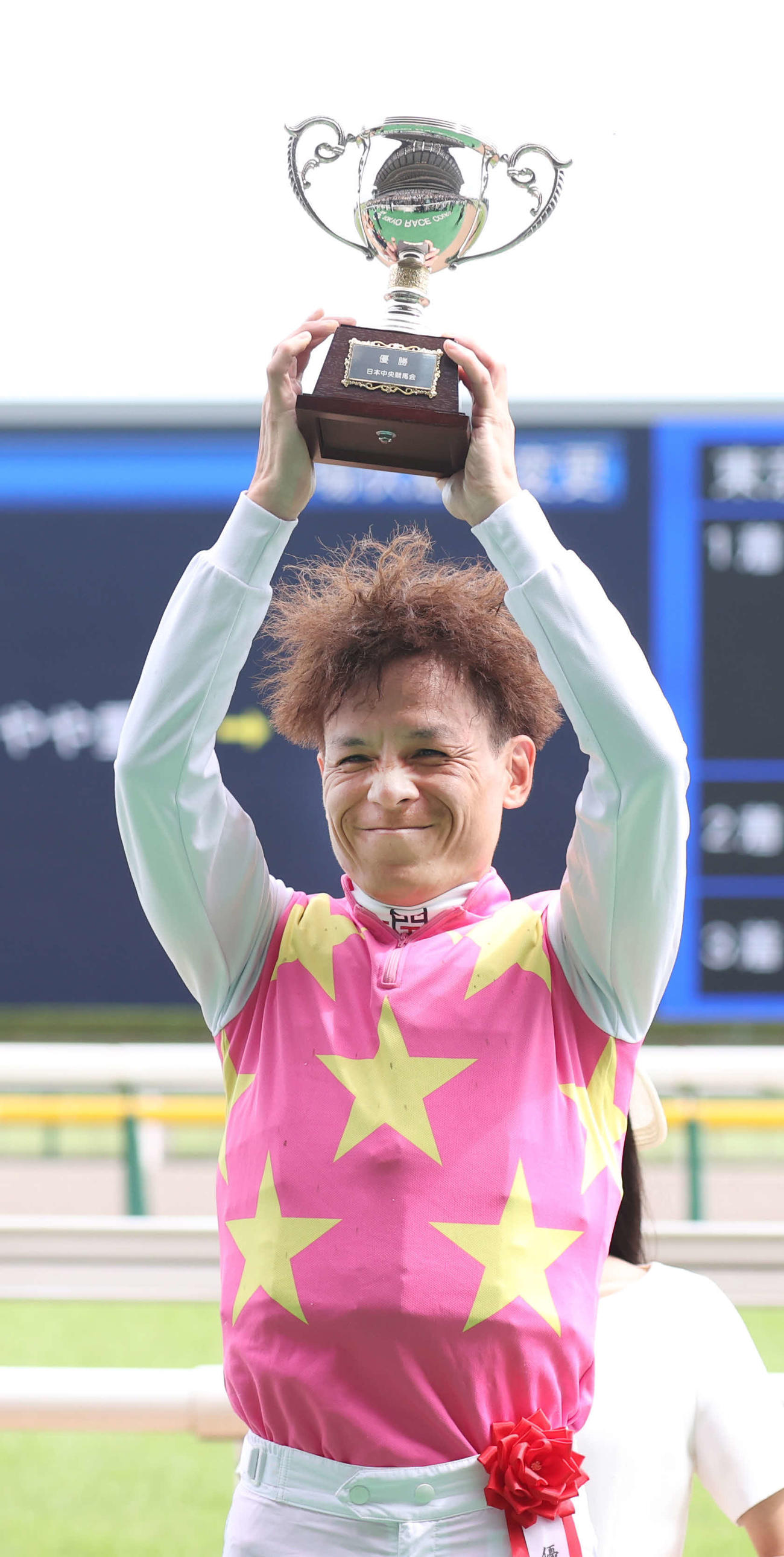 東京8R、東京ジャンプSを制したジューンベロシティの高田騎手は優勝杯を掲げる（撮影・柴田隆二）