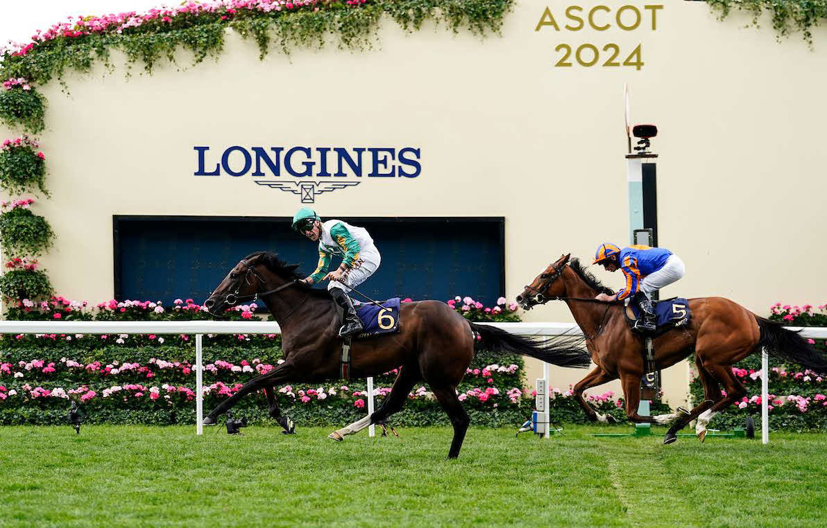 コロネーションSを制したポルタフォーチュナ（左）とマーカンド騎手（C）Megan Coggin