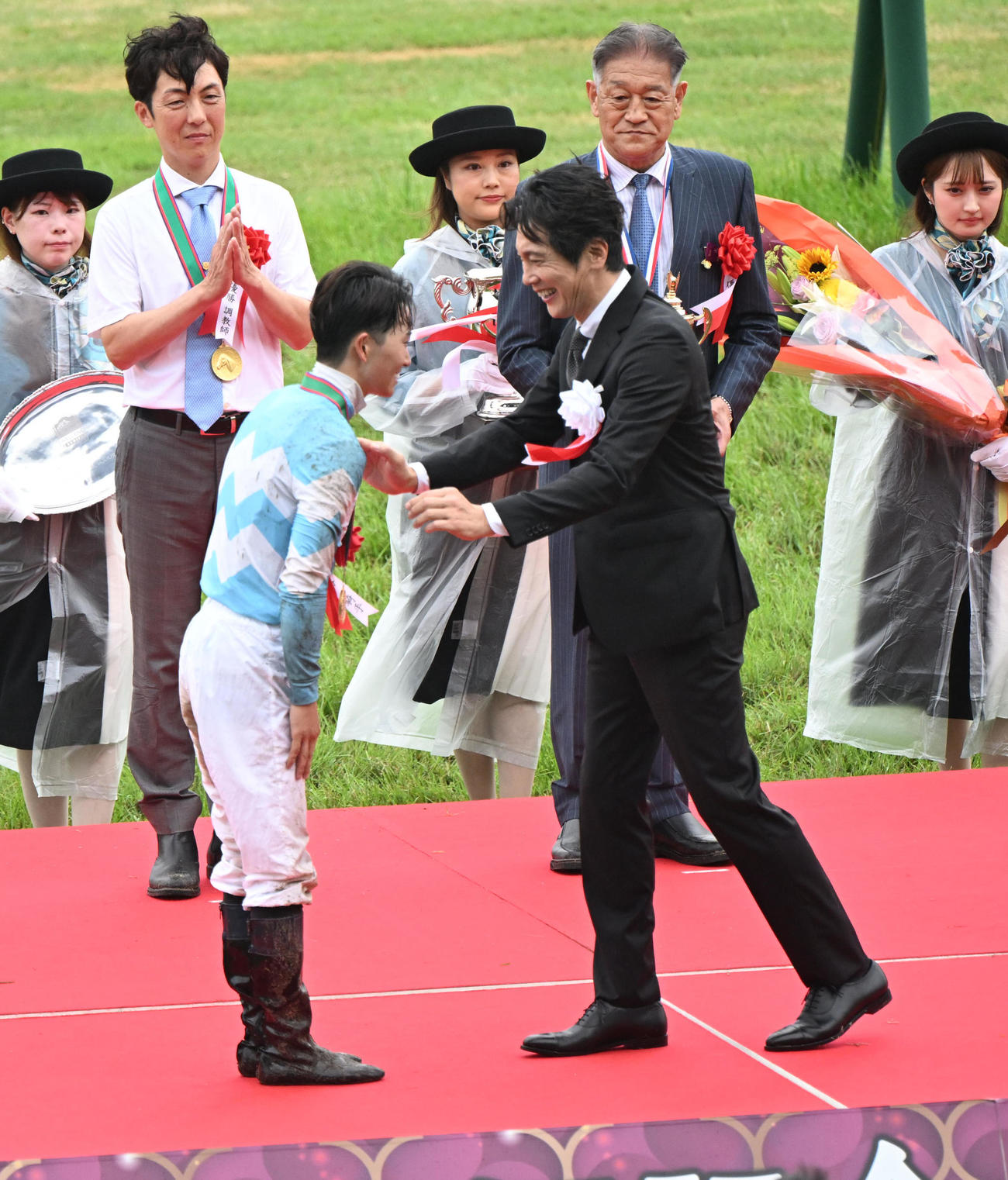宝塚記念に勝利し佐々木蔵之介（右）からねぎらわれる菅原明良騎手（撮影・和賀正仁）