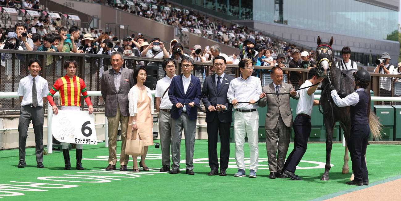 東京5R、新馬戦を制したモンドデラモーレ、左から千葉調教師、杉原騎手（撮影・柴田隆二）