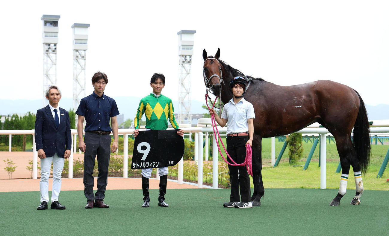 京都11R、天保山Sを制したサトノルフィアンと口取りに並ぶ坂井騎手（右から2人目）（撮影・白石智彦）