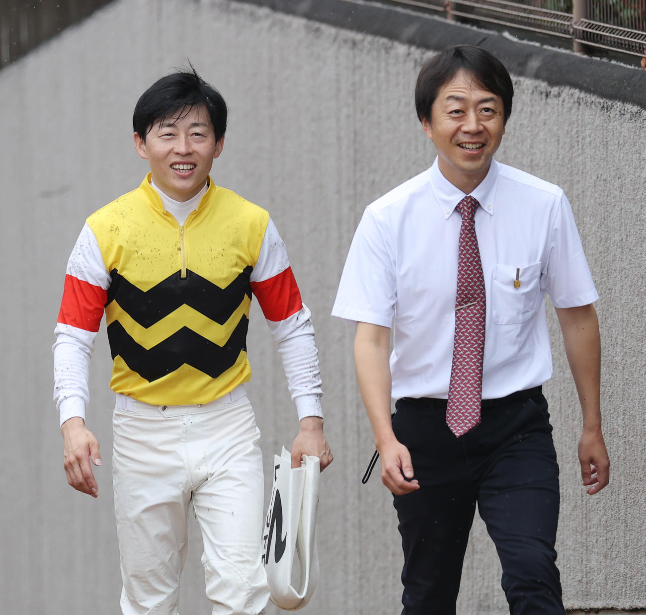 東京1R　1着レーヴドロペラの丸田恭介騎手（左）、加藤士津八調教師（撮影・柴田隆二）