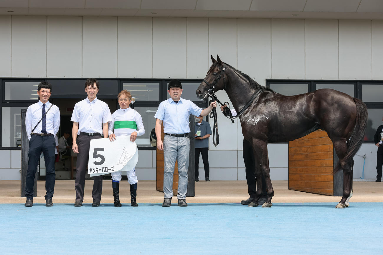 デビュー戦を制したヤンキーバローズと岩田康騎手（撮影・村野早祐）