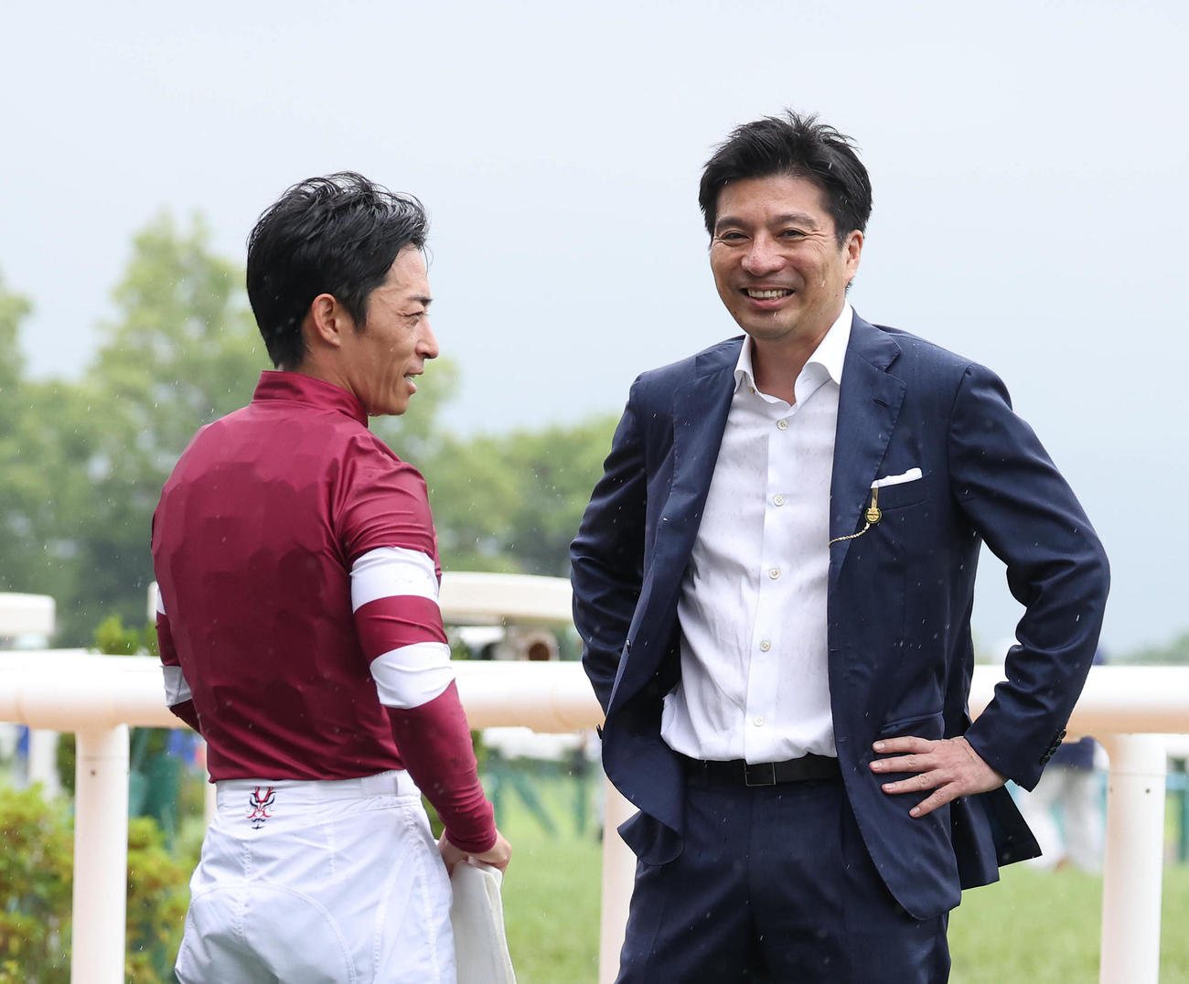 京都5R新馬戦の口取り後に笑顔で会話する川田騎手（左）と藤田晋オーナー（撮影・白石智彦）