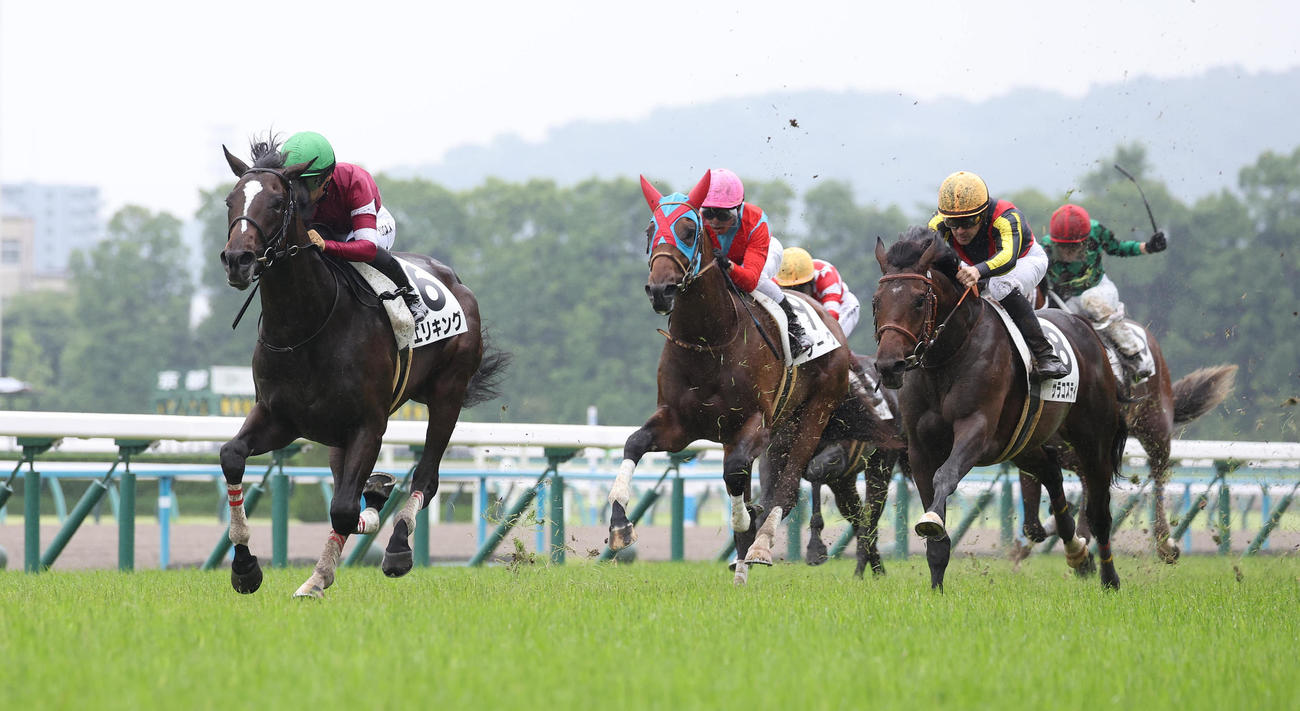 京都5R新馬戦を快勝したエリキング（左）（撮影・白石智彦）