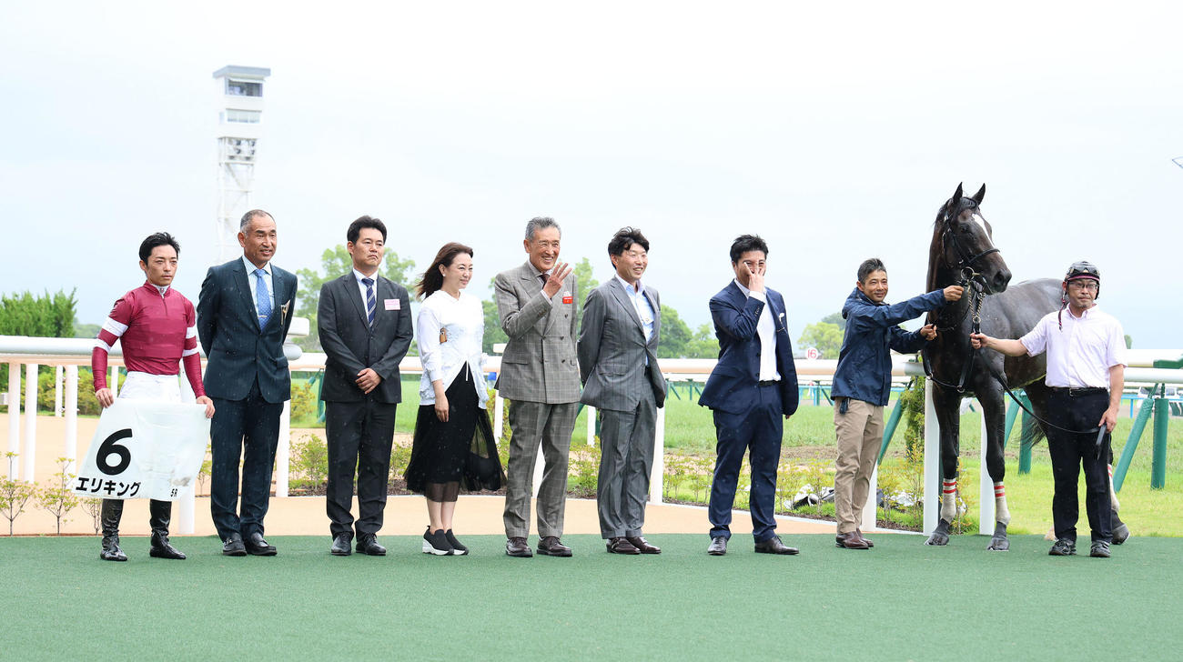 京都5R新馬戦を快勝したエリキングと口取りに並ぶ川田騎手（左）（撮影・白石智彦）