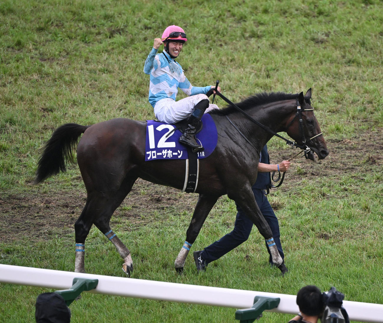 11R宝塚記念　宝塚記念を制しブローザホーンの鞍上でガッツポーズする菅原明良騎手（撮影・和賀正仁）