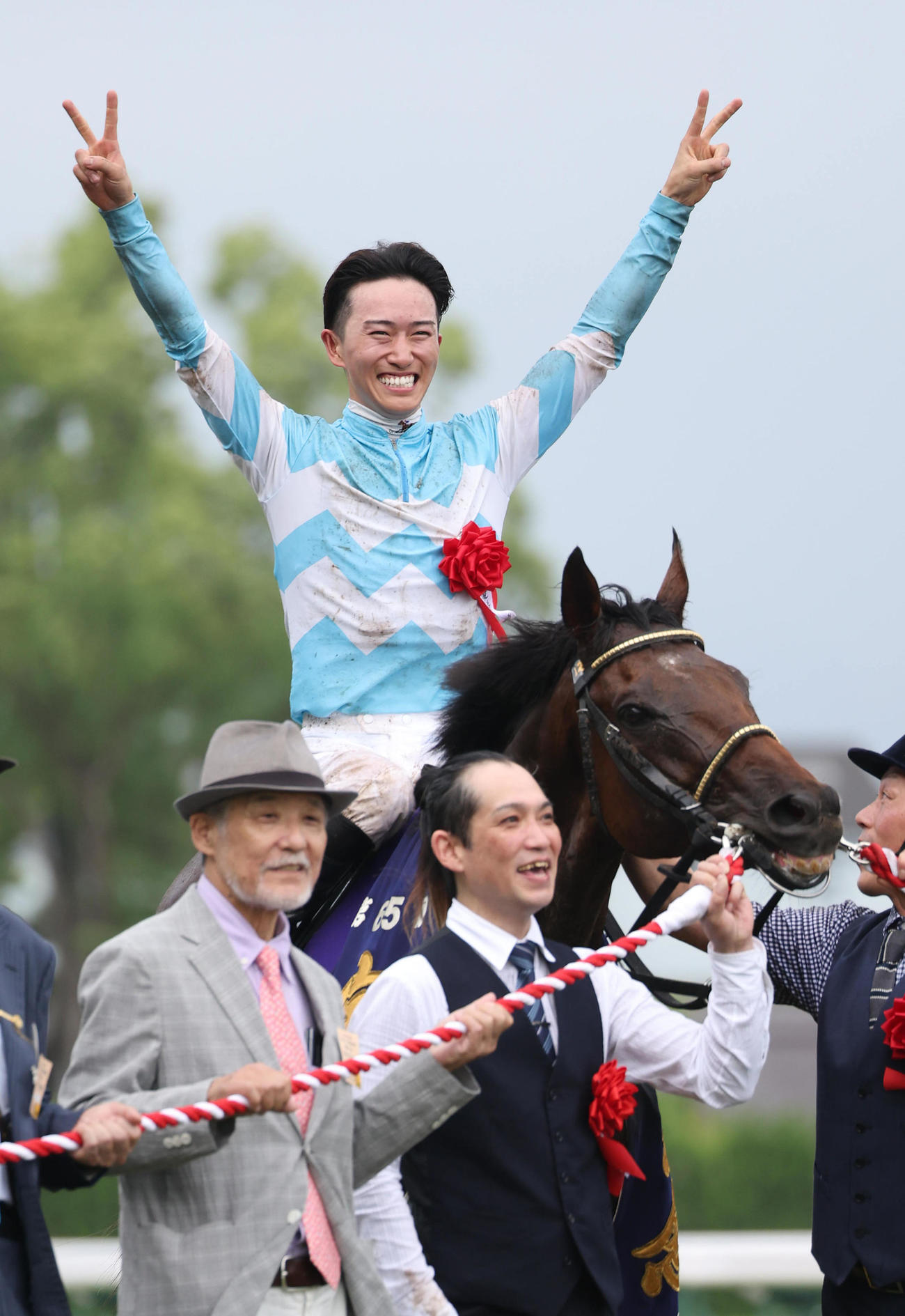 宝塚記念　口取りで歓喜のピースをする菅原明騎手（撮影・白石智彦）