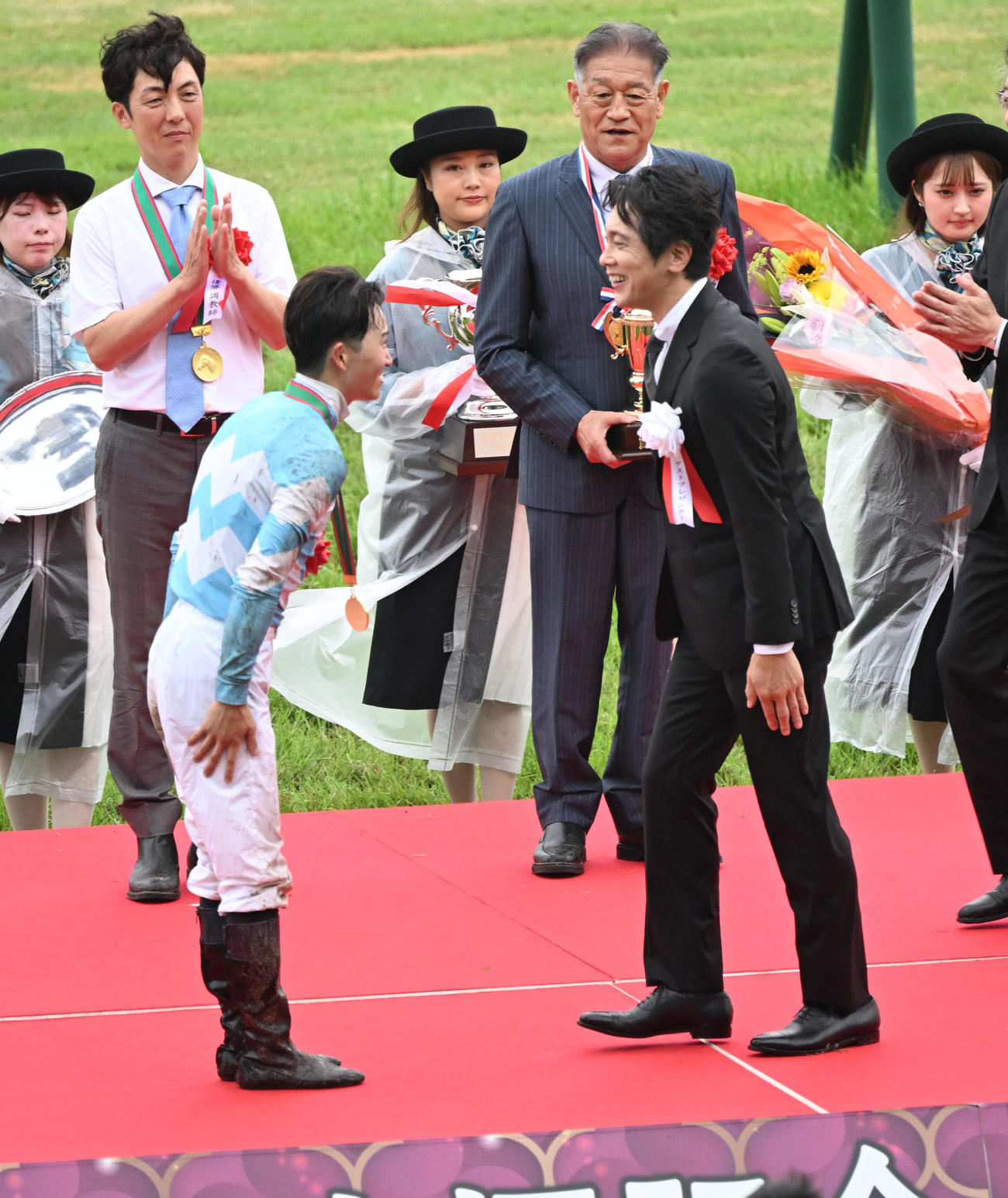 宝塚記念に勝利し佐々木蔵之介（右）からねぎらわれる菅原明良騎手（撮影・和賀正仁）