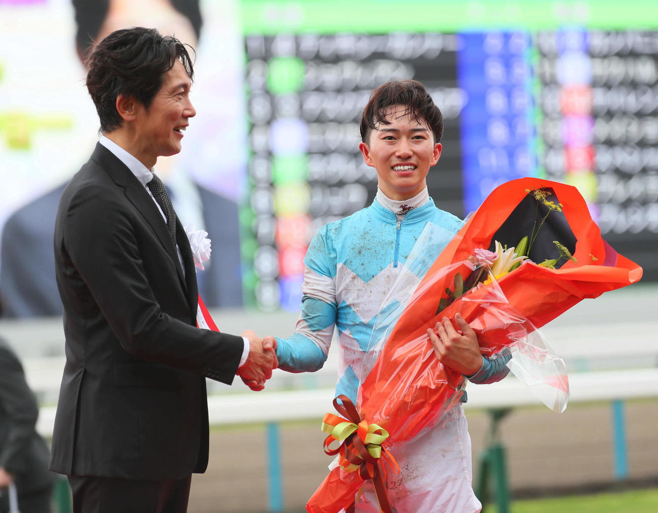 ブローザホーンで宝塚記念を制し、佐々木蔵之介と握手を交わす菅原明騎手（撮影・宮崎幸一）