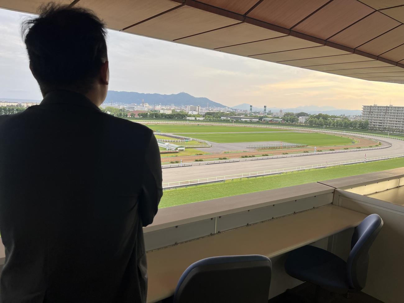 函館競馬場から最後の函館山と夕日を眺める舟元祐二記者