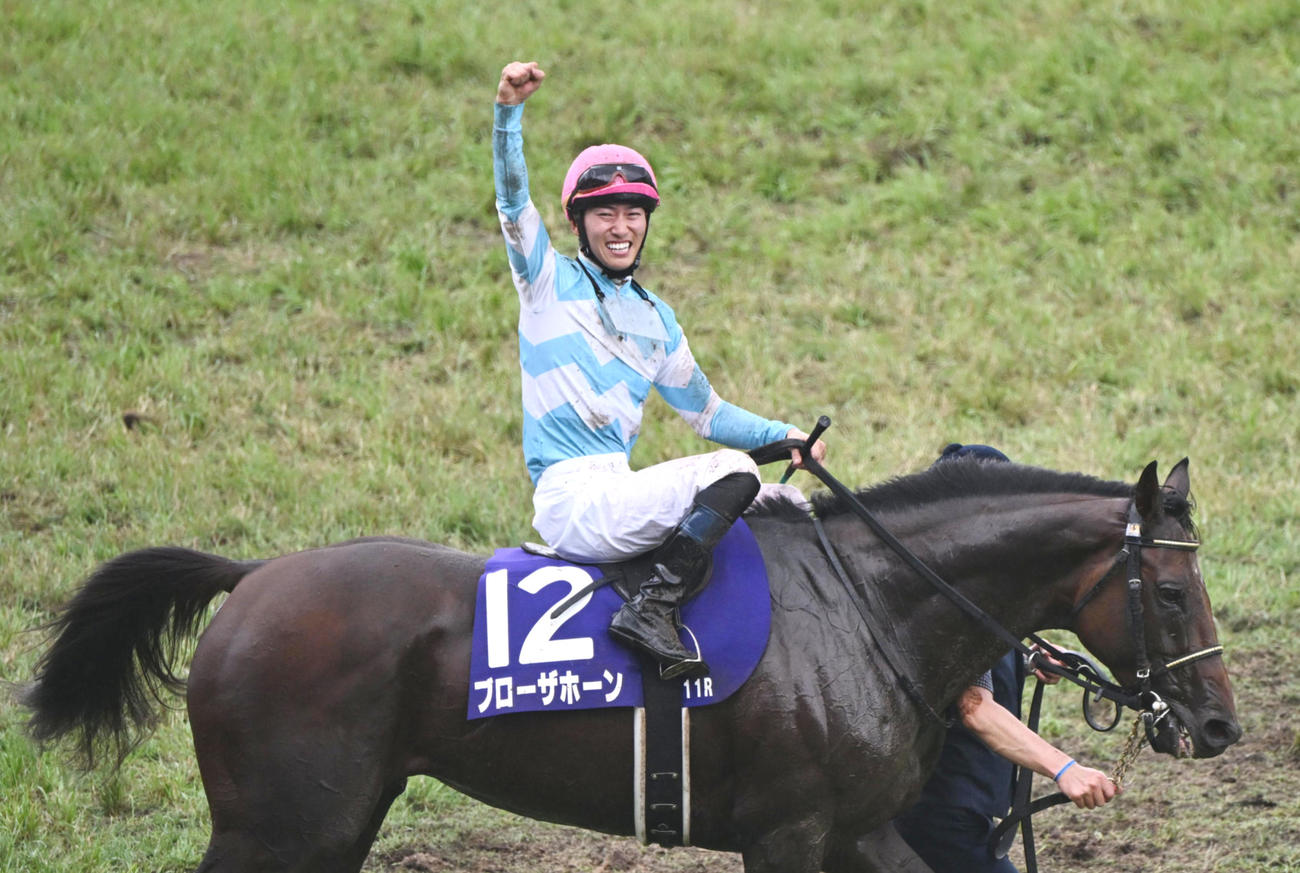 宝塚記念を制しブローザホーンの鞍上でガッツポーズする菅原明良騎手（撮影・和賀正仁）