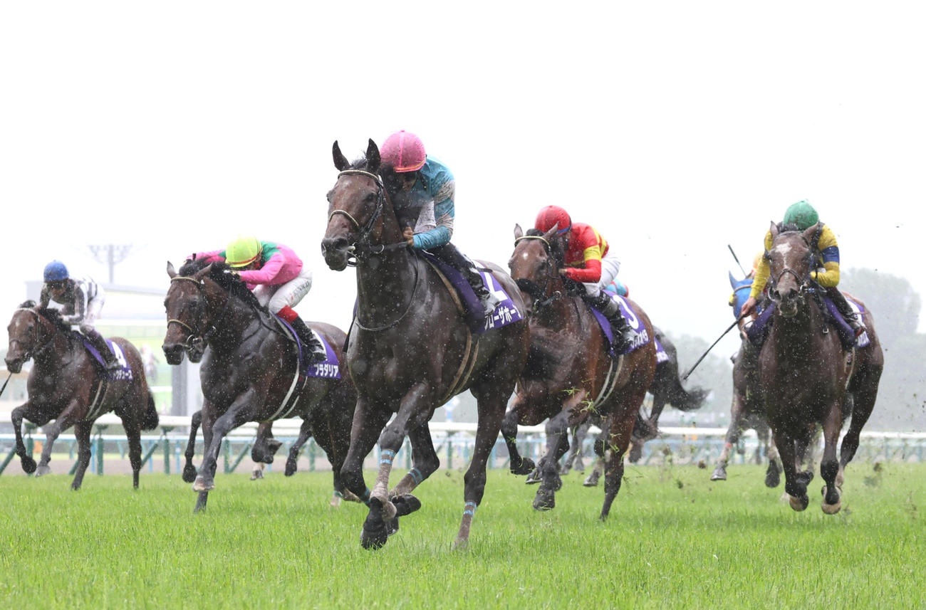 右から宝塚記念2着のソールオリエンス（右）、3着ベラジオオペラ、勝ったブローザホーン