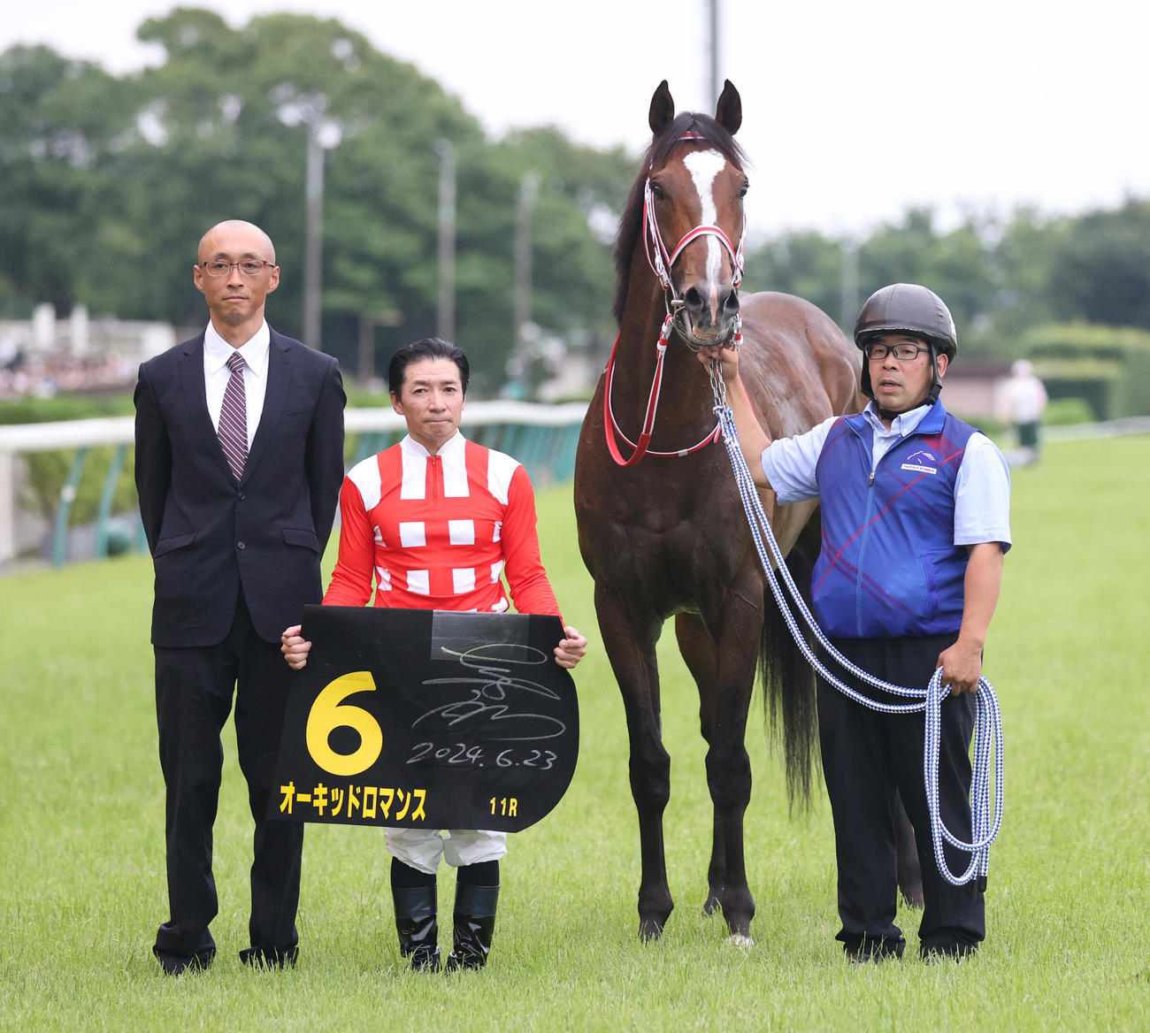 東京11R、パラダイスSを制したオーキッドロマンスと内田騎手（中央）（撮影・柴田隆二）