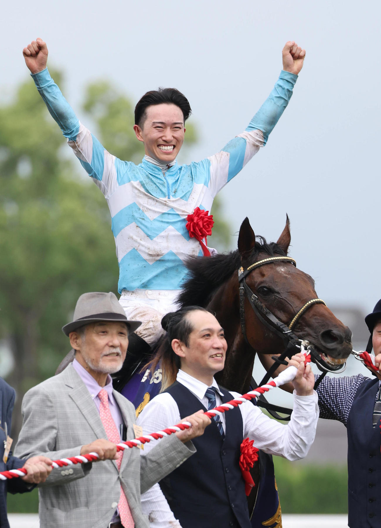 宝塚記念を制したブローザホーンの口取りで菅原明騎手は歓喜のガッツポーズ（撮影・白石智彦）