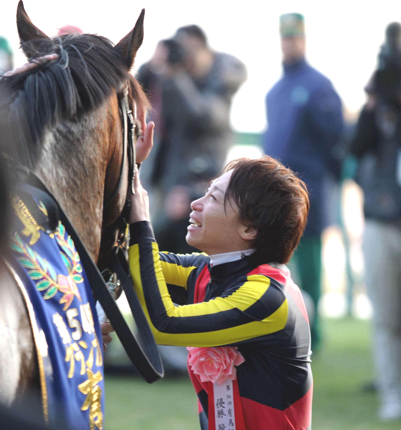 09年有馬記念を制したドリームジャーニーに「ありがとう」と声をかける池添謙一騎手