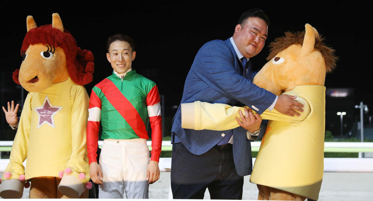 帝王賞を制した藤岡騎手（左）とうまたせ君に抱きつく二所ノ関親方（撮影・中島郁夫）