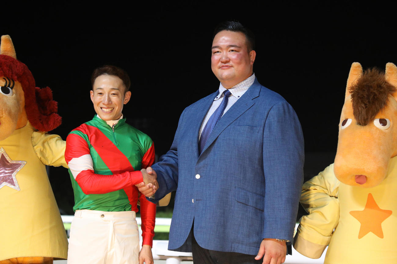 第47回帝王賞を制した藤岡騎手（左）と握手する二所ノ関親方（撮影・中島郁夫）