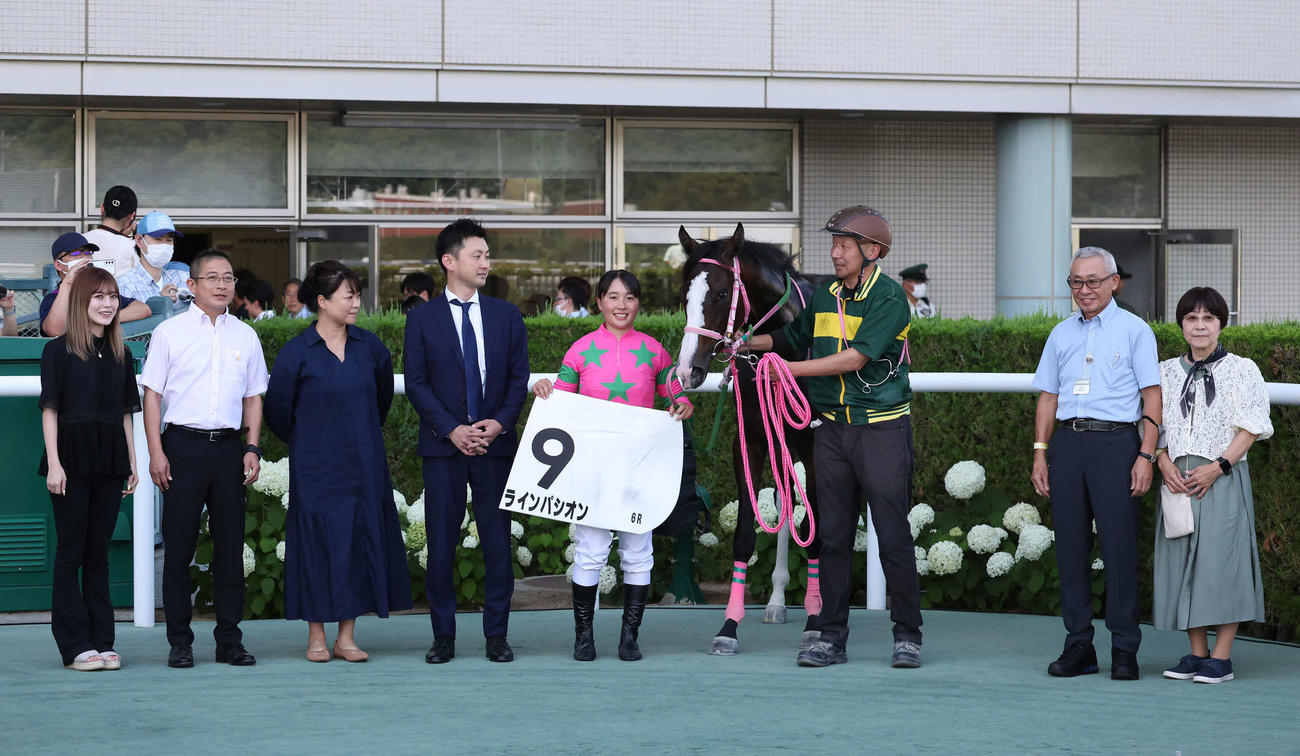 福島6R新馬戦を制したラインパシオンの口取りをする水野師と大江原比騎手（撮影・丹羽敏通）