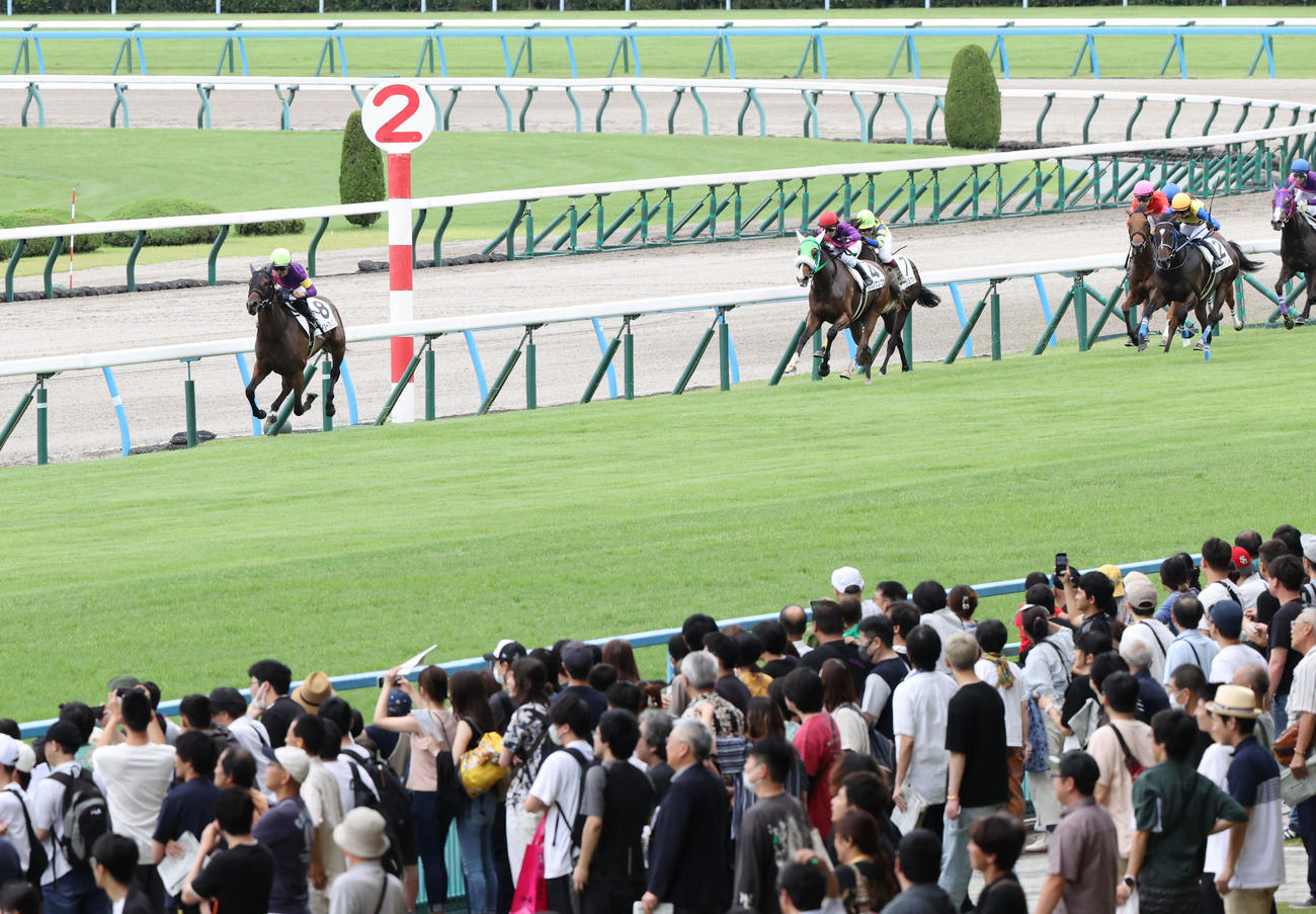 小倉5R　後続を突き放し新馬戦を快勝するエイヨーアメジストと田口騎手（撮影・林敢治）
