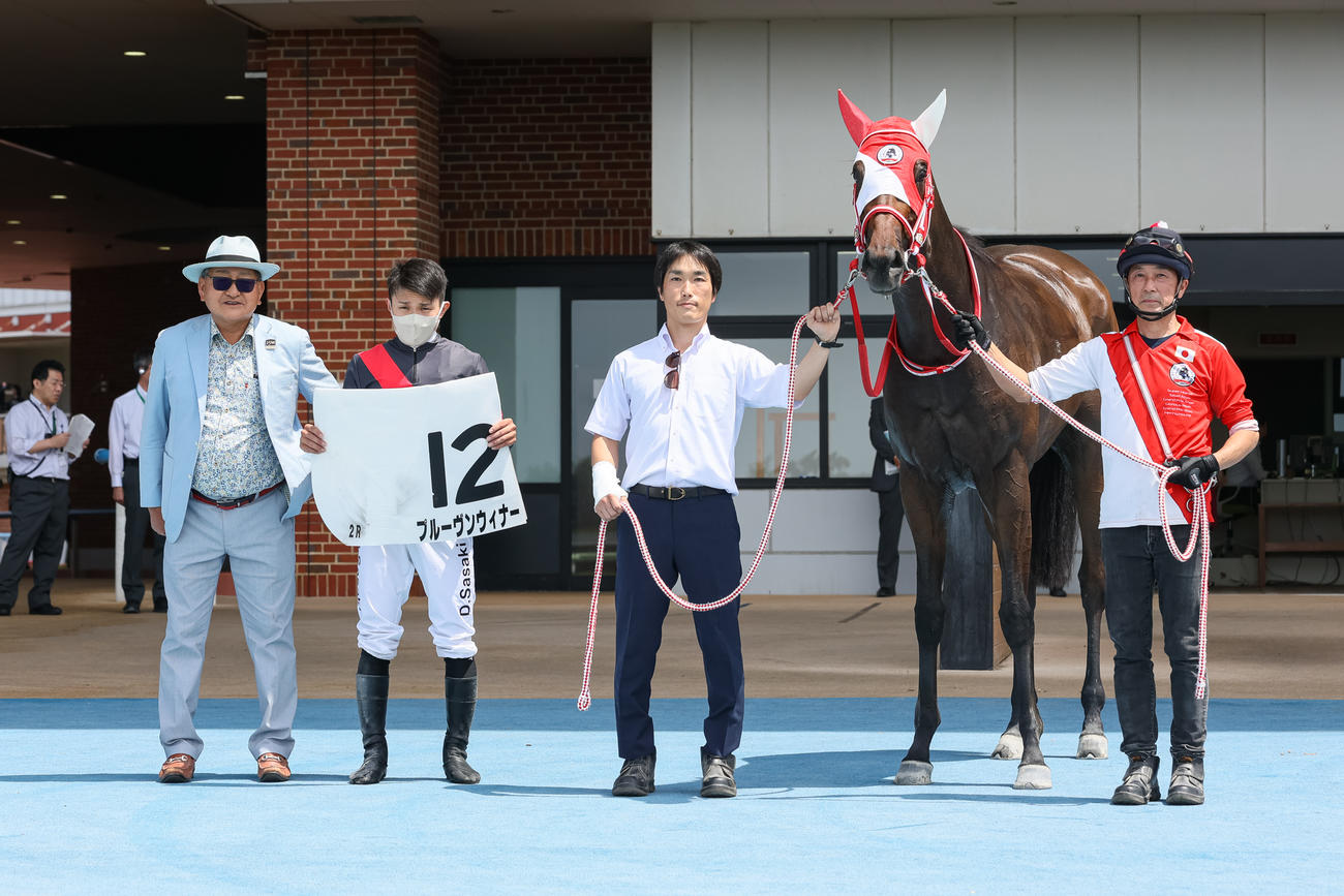 3歳未勝利を勝ち上がったプルーヴンウィナーと佐々木騎手（撮影・村野早祐）