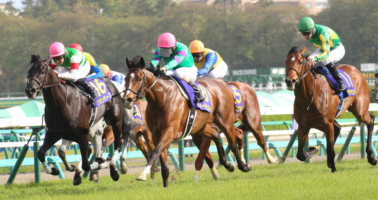 第76回皐月賞を制したディーマジェスティ（中央）（2016年4月17日撮影）