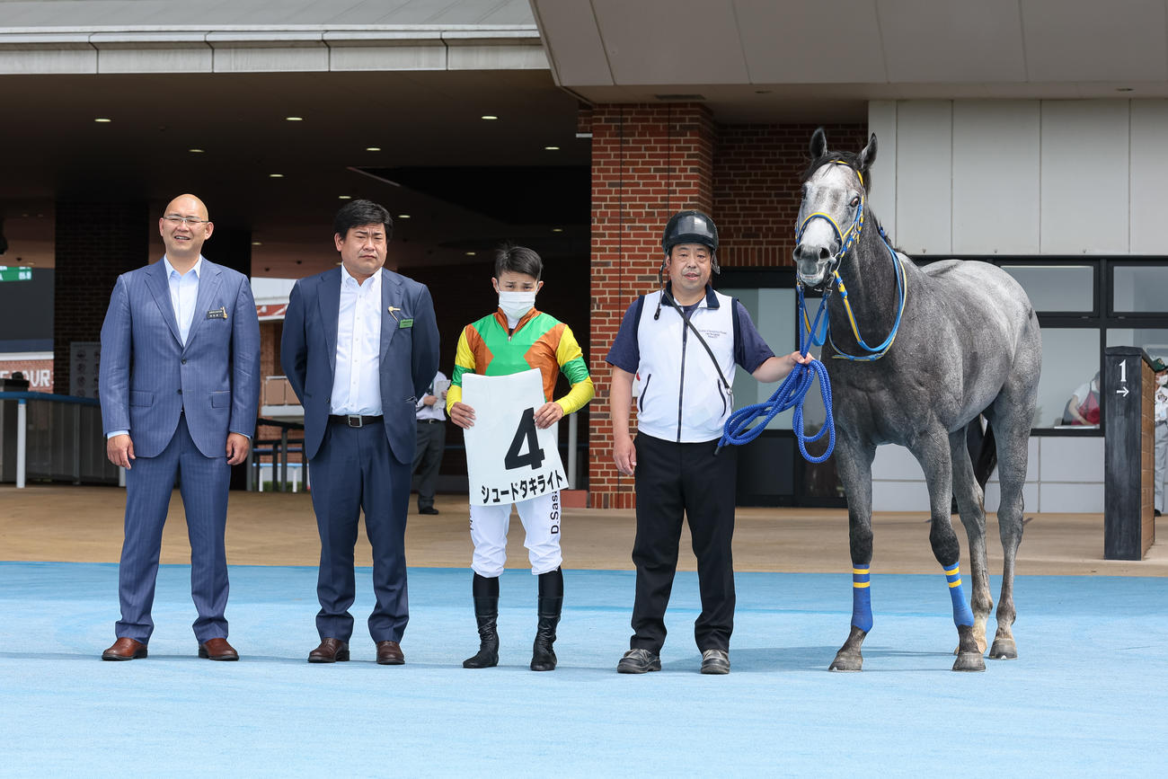 2歳未勝利を勝ち上がったシュードタキライトと佐々木騎手（撮影・村野早祐）