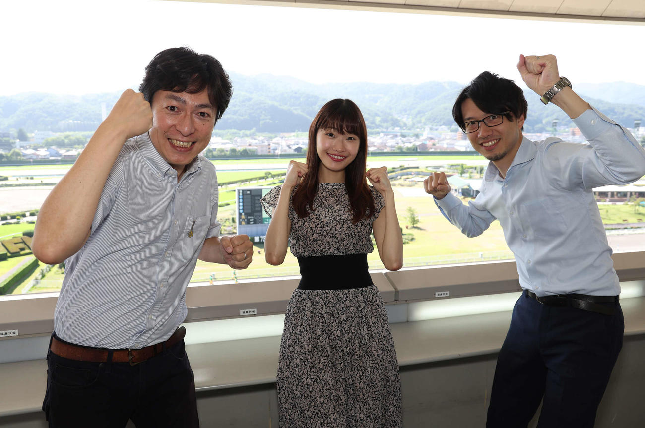 左から小塚歩アナウンサー、藤原菜々花アナウンサー、松田直樹記者（2024年6月29日撮影）